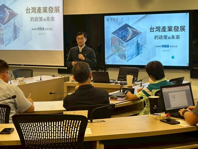 2025/10/17-114-1管理大師課程講座-何晉滄講師圖片